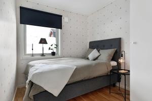 a bedroom with a bed and a window at Guestly Homes - Homely 2BR Apartment with 3 Beds in Boden