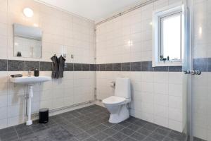 Ett badrum på Guestly Homes - Homely 2BR Apartment with 3 Beds