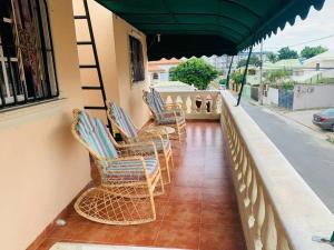 una fila de sillas sentadas en un balcón en Apartamento acogedor Para una estancia Feliz!, en Mendoza