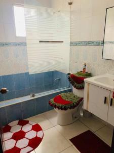 y baño con aseo y lavamanos. en Apartamento acogedor Para una estancia Feliz!, en Mendoza