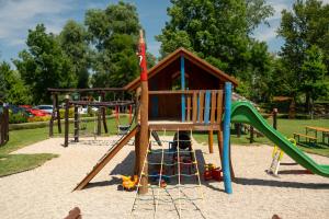 um parque infantil com um escorrega e uma estrutura de jogos em Hospůdka na Haldě em Boršice