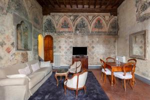 TV a/nebo společenská místnost v ubytování Numa Florence Palazzo Belfiore + 79 fotografií