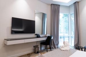 TV a/nebo společenská místnost v ubytování eStay Hotel