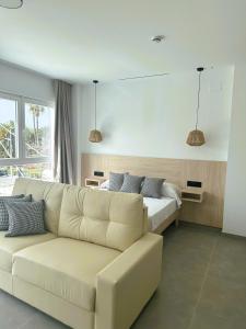 una sala de estar con un sofá y una cama en Almar 52 Suites, en Valencia