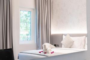 Postel nebo postele na pokoji v ubytování eStay Hotel
