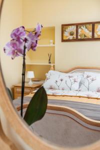 a bedroom with a bed and a purple flower at Tenuta Tralice in Ruviano