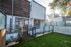 an exterior view of a house with a yard at 2 Bed Flat in Clapham Common in London