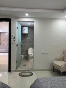 شقة في الرياض في حي قرطبة في الرياض: حمام مع مرحاض وكرسي في الغرفة