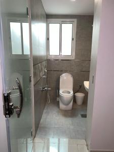 شقة في الرياض في حي قرطبة في الرياض: حمام مع مرحاض ومغسلة