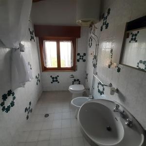 a bathroom with two sinks and a toilet at Mansarda accogliente a Lusiana in Lusiana