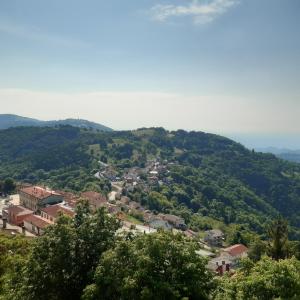 a view of a town in the hills at Mansarda accogliente a Lusiana in Lusiana