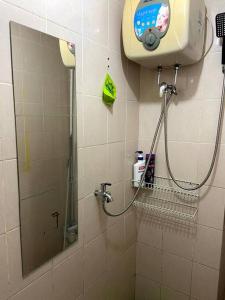 y baño con ducha y espejo. en Apt Sunter Park View Studio Murah with Pool & Wifi, en Yakarta