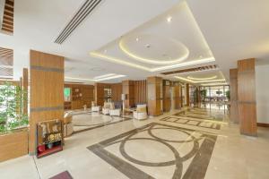 a lobby of a building with a lot of furniture at Lamec Hotel Business in Gebze