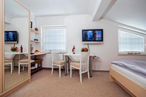 una camera da letto con tavolo, letto e specchio di Apartments and Room Marko a Rovigno (Rovinj)