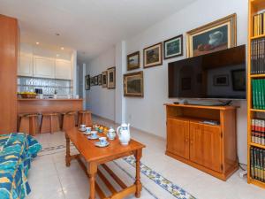 Η κουζίνα ή μικρή κουζίνα στο Apartment Cala Gonzalez-1 by Interhome