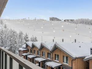 budynek ze śniegiem na dachu stoku narciarskiego w obiekcie Holiday Home Villa jääpolte by Interhome w mieście Sirkka