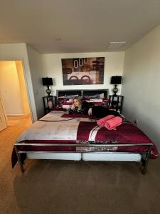 #stayRioVista Luxury-Entire House-near river -Hot Tub tesisinde bir odada yatak veya yataklar