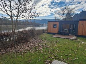 uma pequena cabina com vista para um lago em Holiday Home Tiny Haus Altmühlblick III by Interhome em Riedenburg