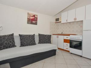 eine kleine Küche mit einem Sofa in einem Zimmer in der Unterkunft Apartment Mia-3 by Interhome in Obrovac