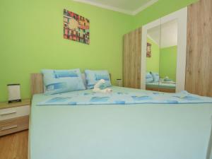 ein Schlafzimmer mit einem großen Bett und einem Spiegel in der Unterkunft Apartment Mia-3 by Interhome in Obrovac