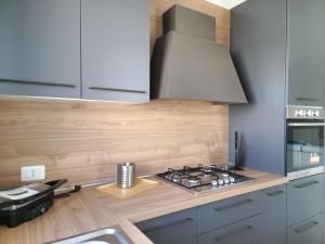 una cocina con estufa horno de arriba junto a un mostrador en Villa Lu Tizzoni, en Budoni
