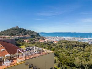 - une vue sur la ville et l'océan depuis un bâtiment dans l'établissement Apartment I Boboli-2 by Interhome, à Punta Ala