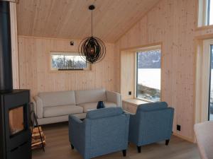 - un salon avec un canapé et deux chaises dans l'établissement Holiday Home Hildebu - FJS156 by Interhome, à Sørbø