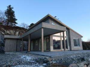 une maison avec une grande fenêtre sur le côté dans l'établissement Holiday Home Hildebu - FJS156 by Interhome, à Sørbø