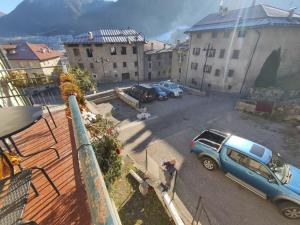 un coche azul estacionado en un estacionamiento con edificios en Apartment Le Tre Fontane by Interhome, en Tione di Trento