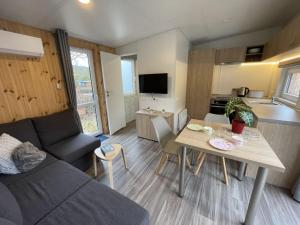 ein kleines Wohnzimmer mit einem Tisch und einem Sofa in der Unterkunft Holiday Home Carola by Interhome in Wemding