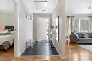 1 dormitorio con una escalera que conduce a una cama y una sala de estar. en Guestly Homes - 1BR Cozy Apartment en Boden