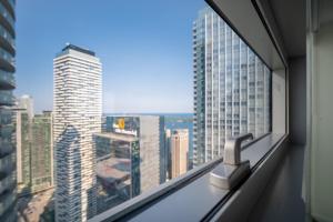 een kantoorraam met uitzicht op de stad bij Downtown Apartments (5) in Toronto