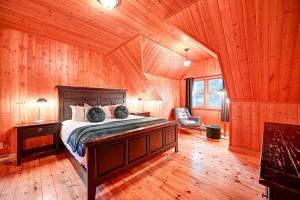 Säng eller sängar i ett rum på Serenity Private Hot Tub - Sauna - Fiddler Lake