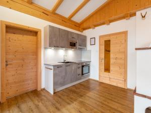 una cucina con pavimenti in legno e porta in legno di Apartment Hocheben by Interhome a Ramsau im Zillertal