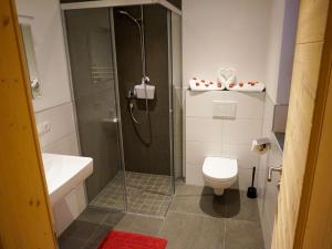 bagno con doccia e servizi igienici. di Apartment Hocheben by Interhome a Ramsau im Zillertal