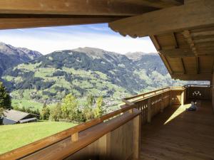 balcone con vista sulle montagne di Apartment Hocheben by Interhome a Ramsau im Zillertal