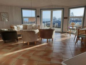 Binderup StrandにあるHoliday Home Gerlak - 150m from the sea in SE Jutland by Interhomeのリビングルーム(ソファ、椅子、テーブル付)