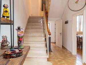 una scala in un soggiorno con tavolo in legno di Holiday Home Il Cortile by Interhome a Follonica
