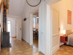 corridoio con soggiorno e sala da pranzo di Holiday Home Il Cortile by Interhome a Follonica Altre 28 foto