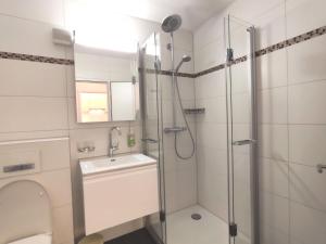 Koupelna v ubytování Studio Haus Arabelle Apt-4 by Interhome