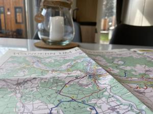 une carte et un vase sur une table avec une bougie dans l'établissement Holiday Home Tiny Haus Family-Home by Interhome, à Riedenburg