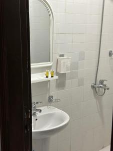فندق البركة رويال في مكة المكرمة: حمام مع حوض ومرآة