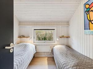 2 camas en una habitación con ventana en Holiday Home Ajvi - 900m from the sea in Sealand by Interhome, en Dronningmølle