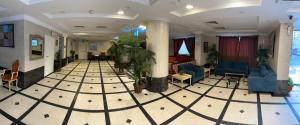 فندق البركة رويال في مكة المكرمة: لوبى به كراسي ونباتات على أرضية من البلاط