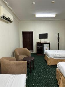 فندق البركة رويال في مكة المكرمة: غرفة فندقية بسريرين وتلفزيون بشاشة مسطحة
