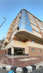 فندق البركة رويال في مكة المكرمة: مبنى كبير وسقف منحني