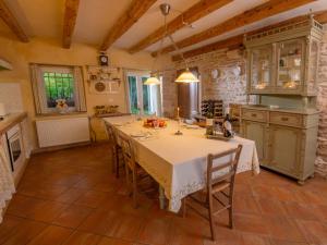 een keuken met een tafel en stoelen in een kamer bij Villa Mega by Interhome in Barban
