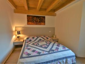 um quarto com uma cama e um quadro na parede em Apartment Casa del Bitto by Interhome em Pedesina
