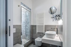 索倫托的住宿－Conny's House，浴室配有白色水槽和淋浴。