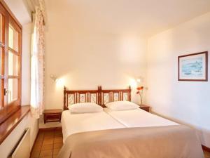 een slaapkamer met een groot wit bed in een kamer bij Apartment Hapimag-1 by Interhome in Platja  d'Aro
